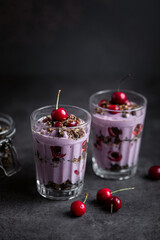 verre parfait yaourt cerise fruits rouges et céréales granola chocolat	