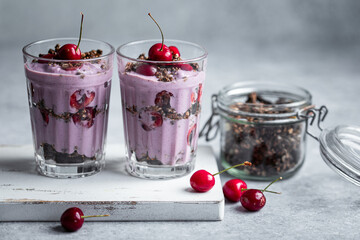 verre parfait yaourt cerise fruits rouges et céréales granola chocolat	