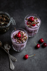 verre parfait yaourt cerise fruits rouges et céréales granola chocolat	