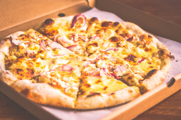 Pizza with sourdough, garlic sauce, Smoked chicken, Red onion, Mozzarella