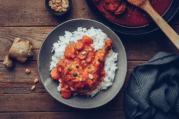 repas assiette de riz et poulet cacahuète sauce tomate 