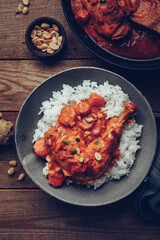 repas assiette de riz et poulet cacahuète et sauce tomate