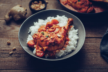 repas assiette de riz et poulet cacahuète sauce tomate 