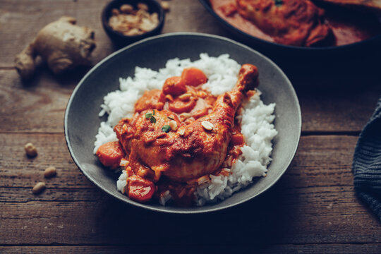 repas assiette de riz et poulet cacahu&egrave;te sauce tomate 