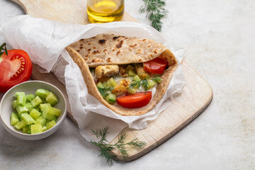 pita wrap poulet tzatziki tomates poulet aneth