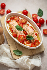 pavé de saumon cuit au four au citron basilic huile d'olive et tomates cerises