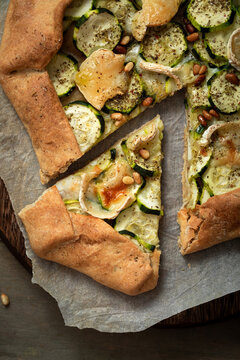 tarte rustique fait maison &agrave; la courgette, fromage de ch&egrave;vre et pignons	