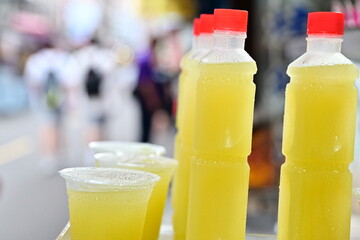 Escape Taiwan's summer heat with refreshing drinks at night markets. Orange juice is a popular choice, perfect for quenching thirst and re-energizing.
