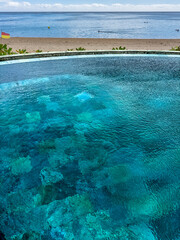 Piscine à débordement avec vue sur mer