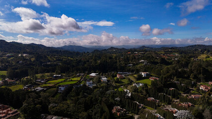 Imagen aérea en la Vereda de las Palmas, Envigado. Se observa el contraste de las nubes y el cielo azul, apenas comenzado el día, a 2.500 metros sobre el nivel del mar 