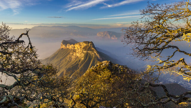 Amanecer en la monta&ntilde;a