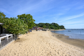 CAP FERRET (Bassin d'Arcachon, France). Belles villas typiques au bord de l'eau