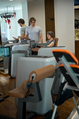 Obraz premium Clinic employee working with elderly lady in gym