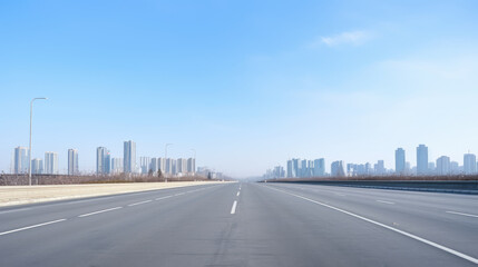 Obraz premium Wide Empty Highway Leading Towards City Skyline