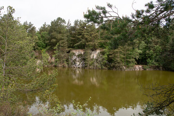 Petit lac dans une carrière de granit