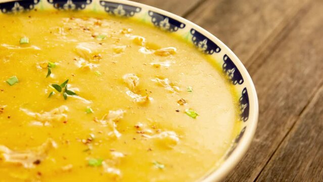 Creme de cenoura com frango desfiado, ervas frescas e pimenta calabresa 