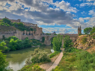 Obraz premium Arch Alcantara Bridge spanning the Tagus River in Toledo, Spain.