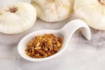Dried roasted onion flakes for culinary