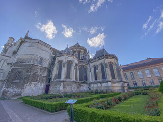 Naklejka premium Garten der Kirche Notre Dame in Saint Omer