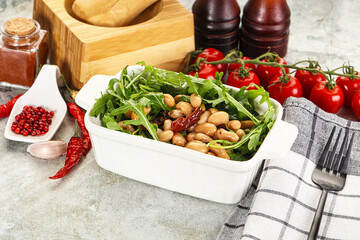 White canned beans with arugula and dry tomatoes