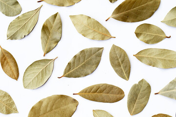 Naklejka premium Dried bay leaves on white background.