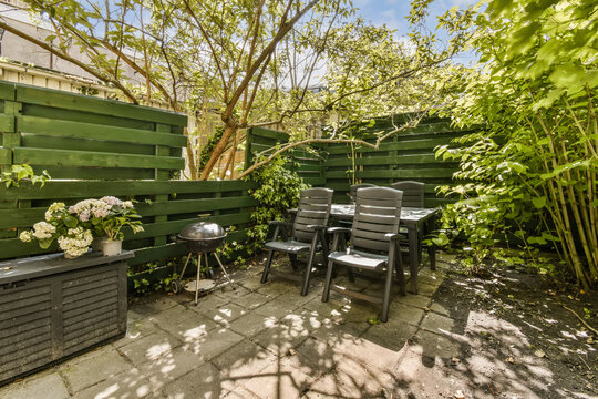 Cozy garden oasis at Haarlemmerweg 207 with nature surroundings