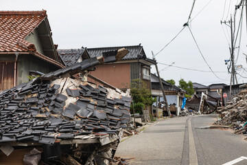 能登半島地震、倒壊した家が道にはみ出している