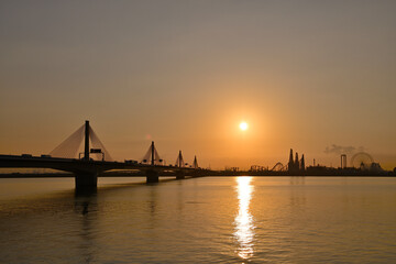 Fototapeta premium 朝日に照らされる伊勢湾岸自動車道