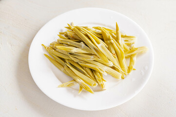 下処理してカットしたイタドリ