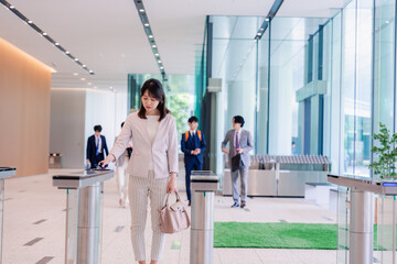 悲しい顔をしてオフィスに出社する女性