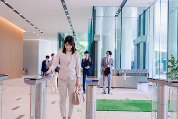 悲しい顔をしてオフィスに出社する女性
