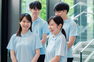 福祉の現場で楽しく働くスタッフ