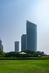 Fototapeta premium Modern Cityscape with Green Park in Foreground