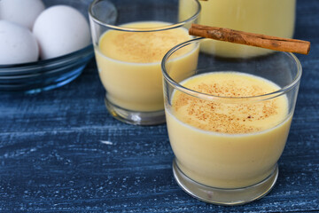 メキシコの卵の飲み物　ロンポペ　Rompope (Mexican eggnog, Eggnog mexicano)　コピースペースあり　
Mexican egg drink Rompope (Mexican eggnog, Eggnog mexicano)　with copy space

