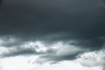 Obraz premium The sky is dark and cloudy, with a storm brewing in the distance