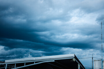 Obraz premium A cloudy sky with a white building in the background