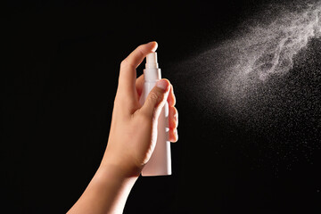 스프레이에서 나오는 액체