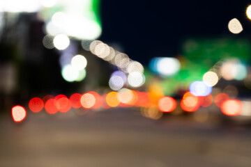Fototapeta premium A blurry photo of a city street at night with cars and traffic lights