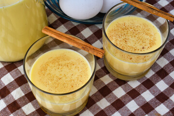 メキシコの卵の飲み物　ロンポペ　Rompope (Mexican eggnog, Eggnog mexicano)　コピースペースあり　
Mexican egg drink Rompope (Mexican eggnog, Eggnog mexicano)　with copy space

