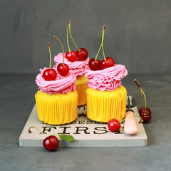 sommerliche Zitronen Cupcake mit Sauerkirschcreme