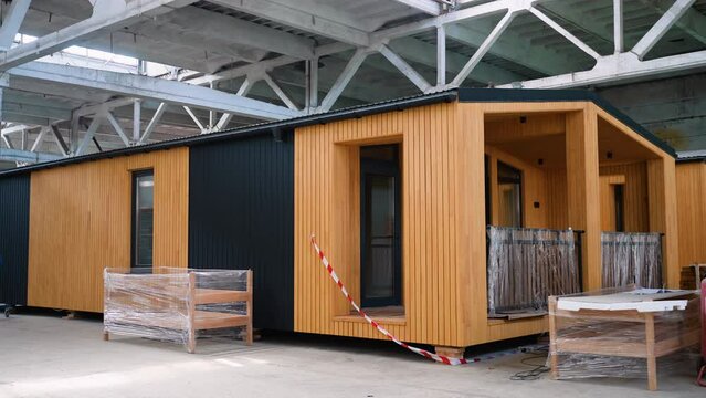 Prefabricated mobile modular container house in factory