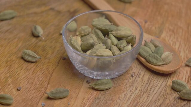 Green cardamom (choti elaichi)