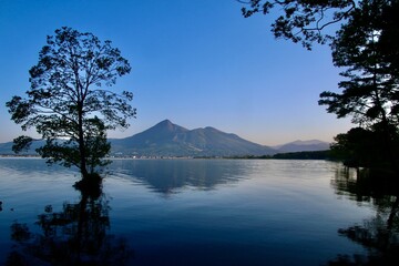 早朝の猪苗代湖と磐梯山・天神浜（福島県・猪苗代町）