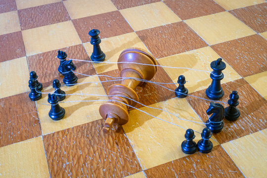 Little chessmen tied the enemy king with ropes