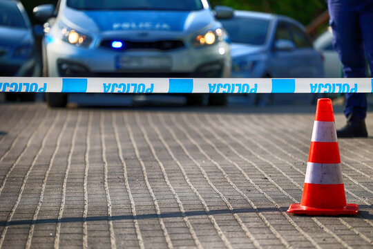 Miejsce przestępstwa - Taśma zabezpieczająca niebieska z napisem policja. Taśma policyjna. 