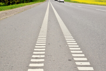 Obraz premium fragment of road marking on a clear sunny autumn morning