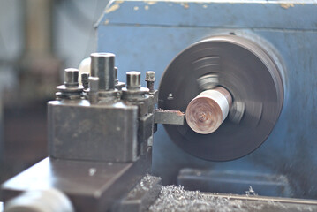 Parallel lathe tool turret - roughing
