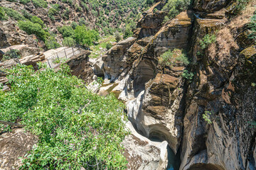 Scenic views of Taşyaran Valley, which is approximately 45 km from the city center on the Uşak-İzmir Highway; It was formed as a result of water, wind and tectonic movements.