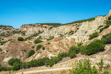 Scenic views of Taşyaran Valley, which is approximately 45 km from the city center on the Uşak-İzmir Highway; It was formed as a result of water, wind and tectonic movements.