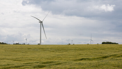 &eacute;oliennes en France en bourgogne au milieu des champs cultiv&eacute;s un jour venteux